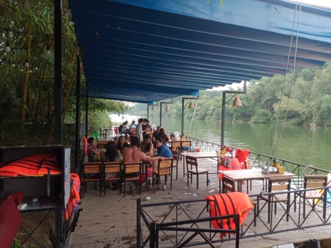 Mái che quán nhậu bờ sông