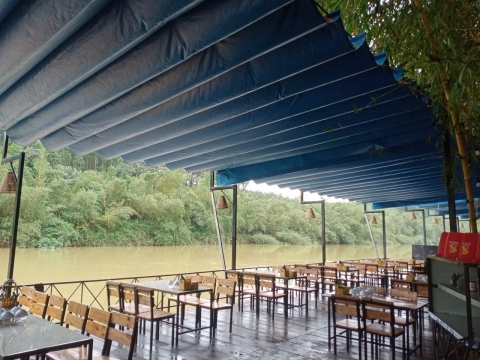 Mái che quán nhậu bờ sông